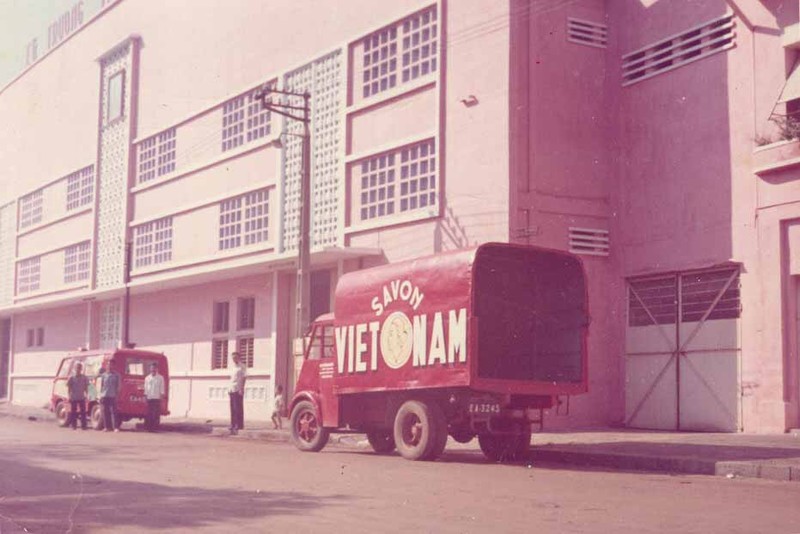 L'usine à Cholon et un camion