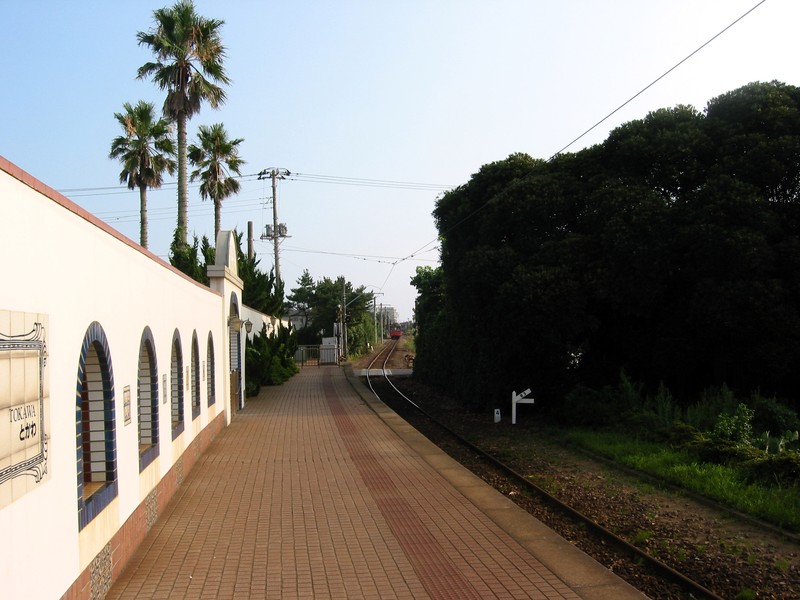 Gare d'Inuboh, un train arrive au loin