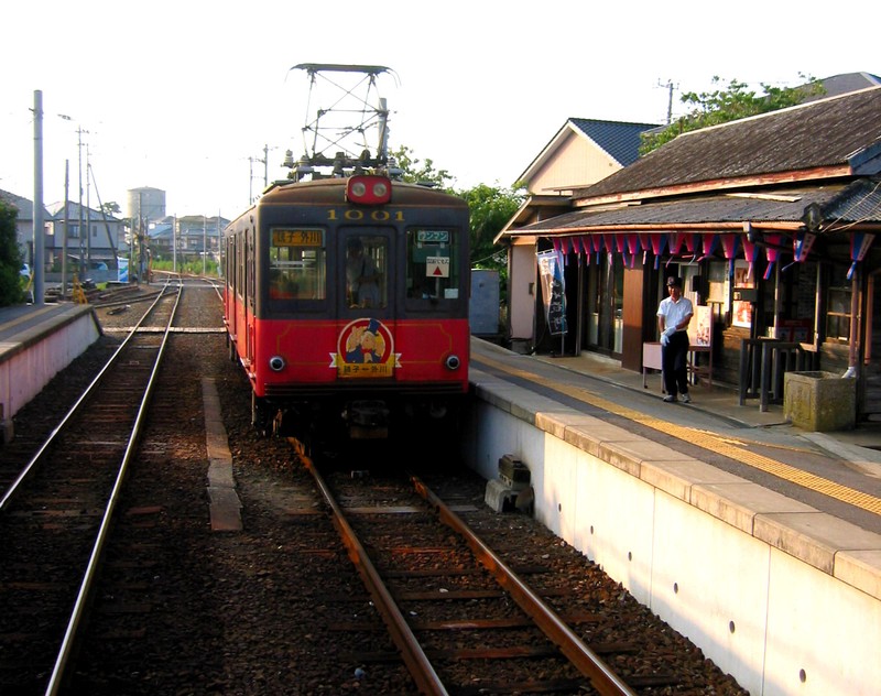 Train 1001 de 1961 à quai dans une gare de la Choshi Dentetsu