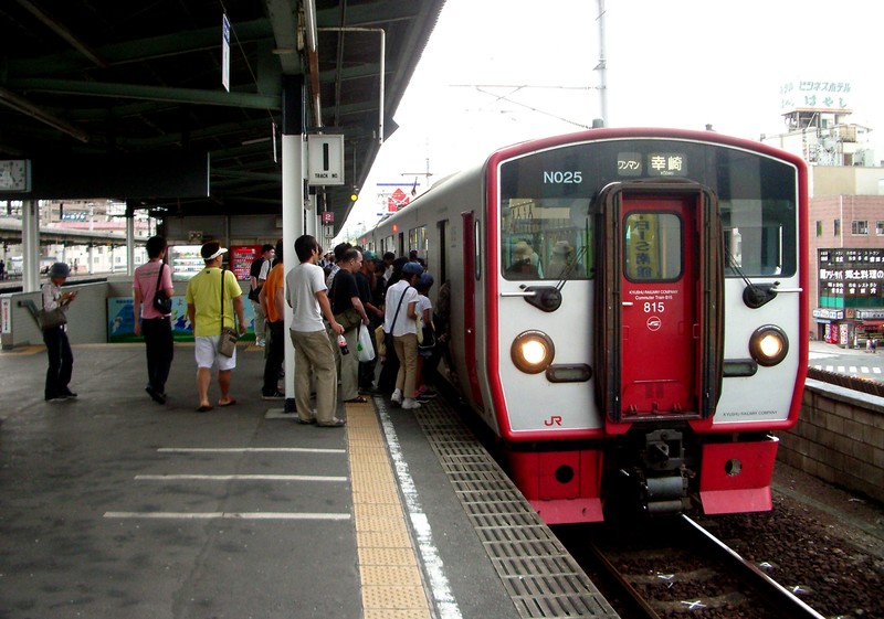 Commuter train 815 en gare de Beppu