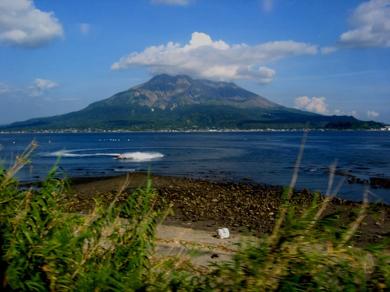 Vue sur la baie de Kagoshima & le volcan Sakurajima depuis le Hayato no Kaze