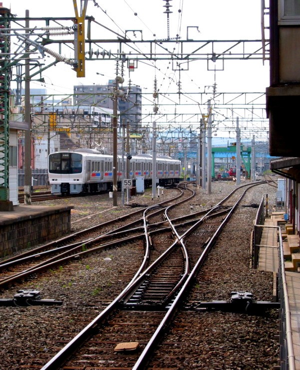 New Rapid Train 811 quittant la gare de Kokura
