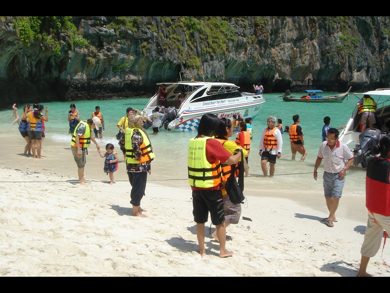 Ma ya Bay - Touristes chinois en gilet sur la plage